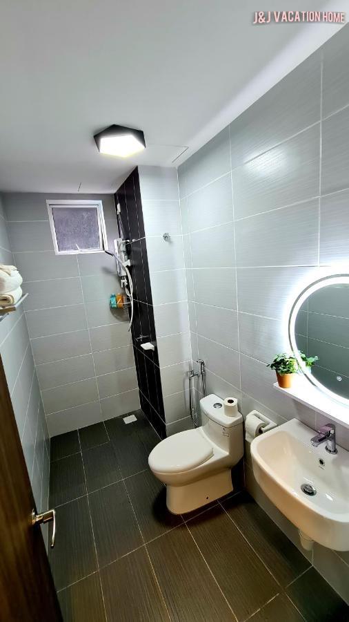 J&J Vacation Home@Novo8 Residence Kampong Tambak Dış mekan fotoğraf