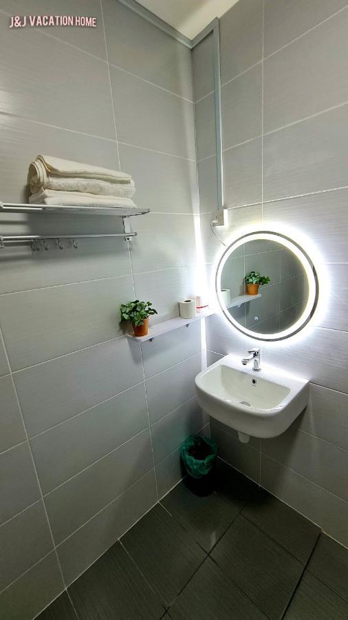 J&J Vacation Home@Novo8 Residence Kampong Tambak Dış mekan fotoğraf